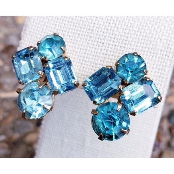 Vintage Baby Blue Rhinestone Coro Gold Tone Screw Back Earrings - Picture 5 of 9
